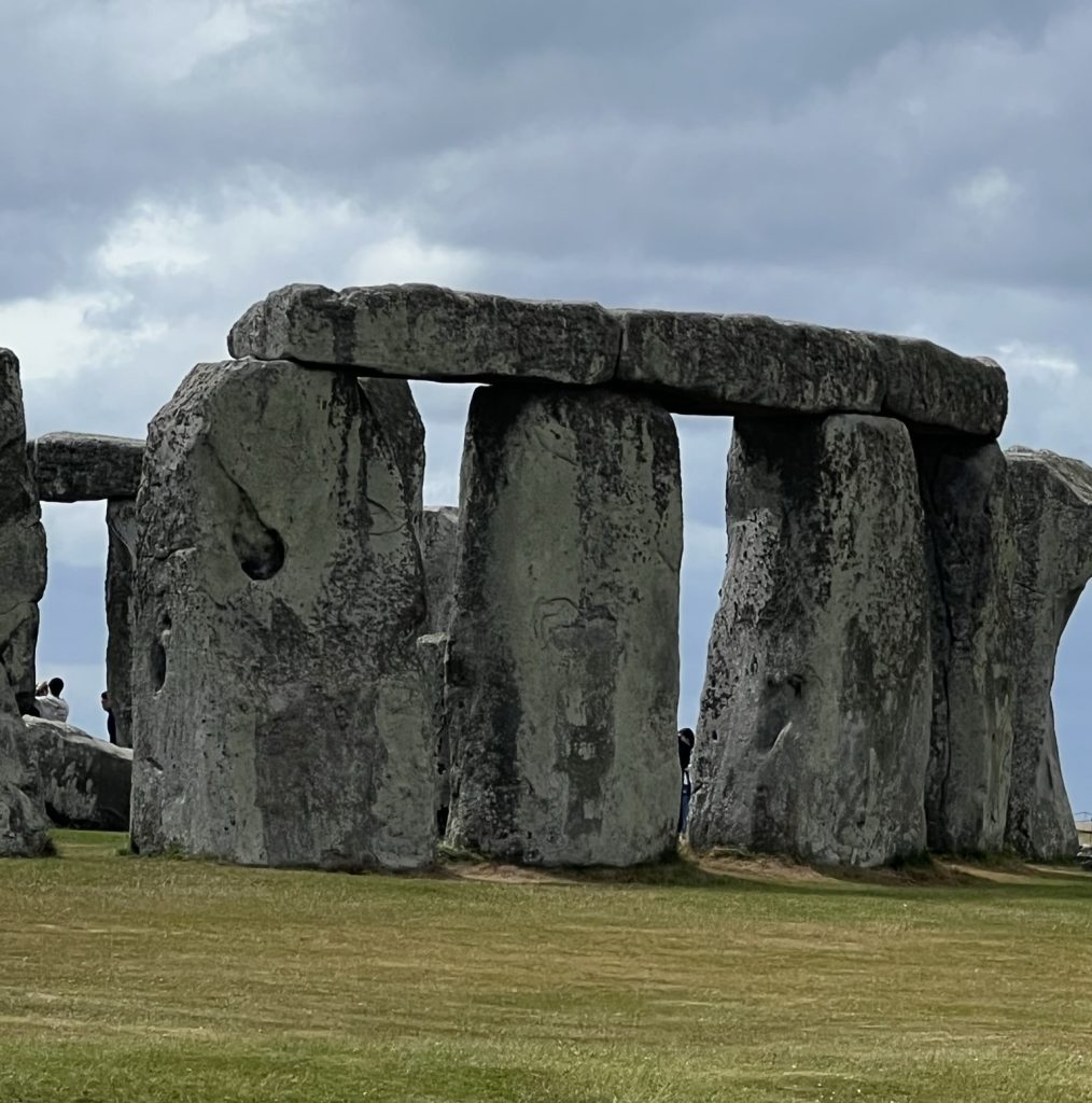 Close up of four upright stones with two lentils on top. This clearly shows how the lentils were shaped to fit together.